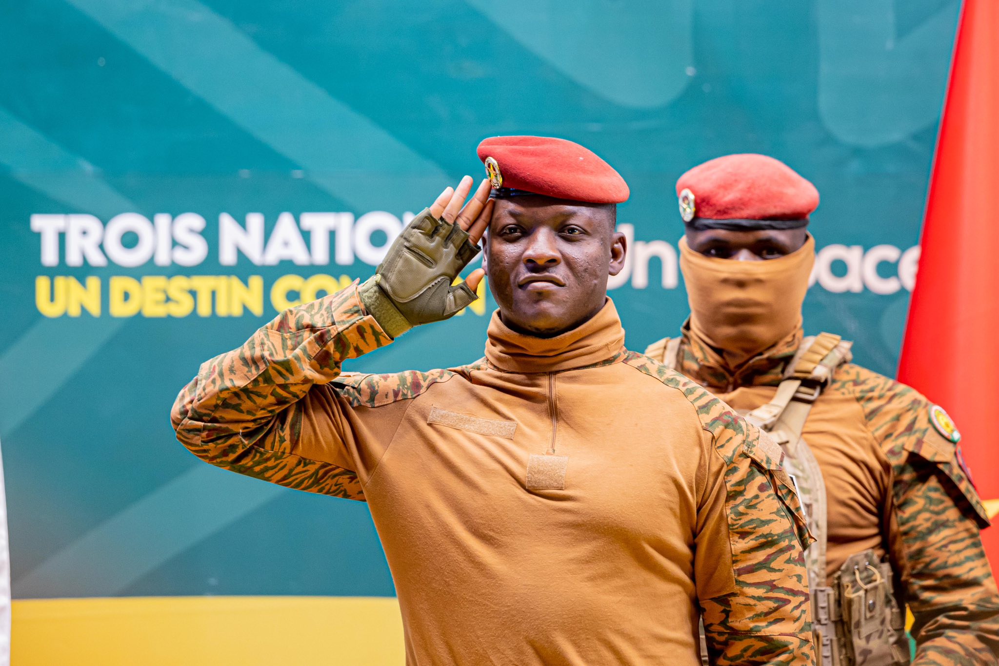Confédération des Etats du Sahel : Le Général d’armée Assimi Goïta passe le témoin au Capitaine Ibrahim Traoré